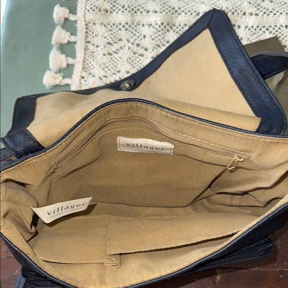 Liz Claiborne Black faux Leather Shoulder Bag - Picture 8 of 9